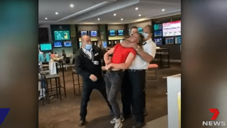 آسٹریلیا: ماسک کے بغیر شراب خانے میں داخلے پر سکیورٹی اہلکار نے گاہک کا گلا گھونٹ دیا – ویڈیو