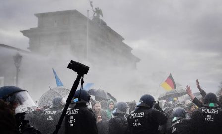 برلن: کووڈ-19 کی تالہ بندی کے خلاف مظاہرہ – پولیس کا مظاہرین پر تشدد، گرفتاریاں – ویڈیو