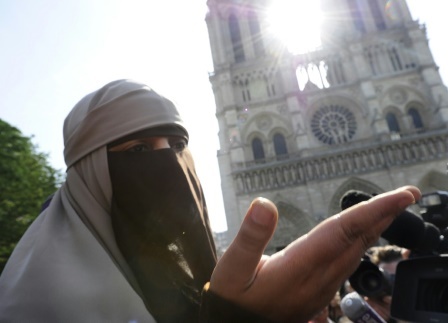 شریعت، قومی قوانین سے بالاتر ہے: 57٪ فرانسیسی مسلم نوجوانوں کی رائے