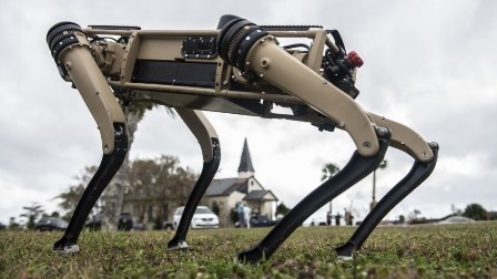امریکی فضائی اڈے پر حفاظتی گشت کے لیے نیم خود مختار روبوٹ کتے تعینات