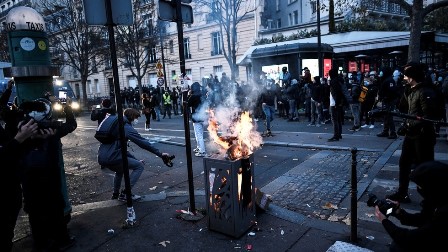 پیرس: نئے سکیورٹی قانون کے خلاف شہری و صحافی سراپا احتجاج، پولیس کا تشدد – ویڈیو