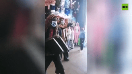 میکسیکو: شہری انتظامیہ نے ماسک کی پابندی کروانے کیلئے غنڈے بھرتی کر لیے، شہریوں کو مار کوٹ کر ماسک پہنائے جائیں گے – ویڈیو
