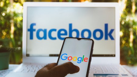 گوگل اور فیس بک کا بداعتمادی کے حکومتی مقدمات کے خلاف اتحاد: الزامات کی تردید