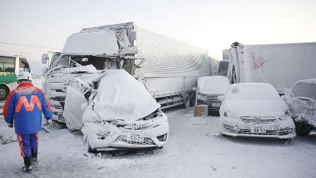 جاپان: شدید برف باری کے باعث 130 گاڑیوں کی ٹکر، 1 شخص ہلاک 10 زخمی – ویڈیو