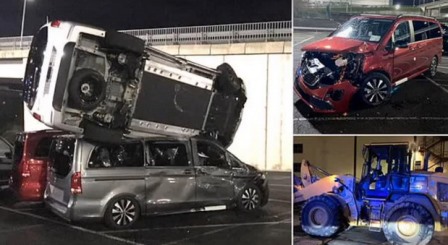 ہسپانیہ: ملازمت سے نکالنے پر مرسڈیز کے سابق ملازم نے فیکٹری میں گھس کر کروڑوں ڈالر کی گاڑیاں کباڑ بنا دیں