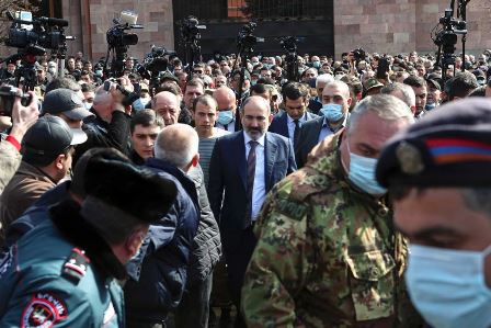 آرمینیائی وزیراعظم نے کشیدہ سیاسی صورتحال کے باوجود فوج کی جانب سے استعفے کا مطالبہ مسترد کر دیا، فوج اپنے کام سے کام رکھے: وزیراعظم پیشنیان