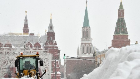 روس میں شدید برفباری: 50 سالہ ریکارڈ ٹوٹ گیا، نظام زندگی مفلوج، پروازیں منسوخ، ٹریفک حادثوں اور مکانوں کی چھتیں گرنے سے کئی افراد زخمی – ویڈیو