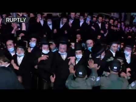 مقبوضہ فلسطین میں معروف یہودی مذہبی رہنما کی کورونا کے باعث موت: جنازے میں شرکت سے روکنے پر پولیس اور حاضرین گتھم گتھا – ویڈیو