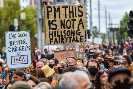 متعدد آسٹریلوی حکومتی عہدیداروں پر جنسی زیادتی و ہراسانی کا الزام: ہزاروں افراد سڑکوں پر نکل آئے