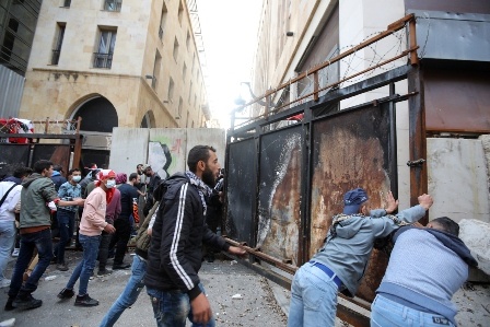 لبنان: ملکی معیشت میں حددرجہ گراوٹ، عوام سڑکوں پر نکل آئی