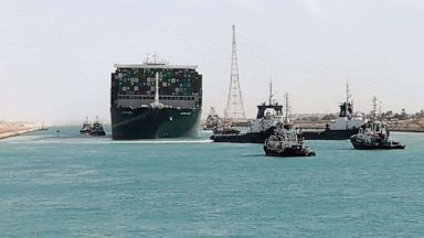 نہر سوویز میں پھنسے تجارتی بحری جہاز کو 6 روز کے بعد نکال لیا گیا: بندش سے فی گھنٹہ 40 کروڑ ڈالر کا نقصان ہوا