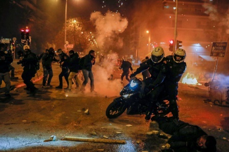 یونان: پولیس تشدد کے خلاف ہزاروں افراد کا مظاہرہ – ویڈیو