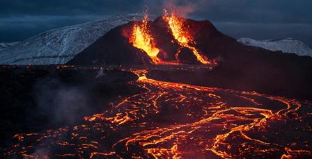 آئس لینڈ آتش فشاں 1 ماہ بعد دوبارہ لاوا اگلنا لگا: دور دور سے سیاح آگ کا دریا دیکھنے پہنچنے لگے – ویڈیو