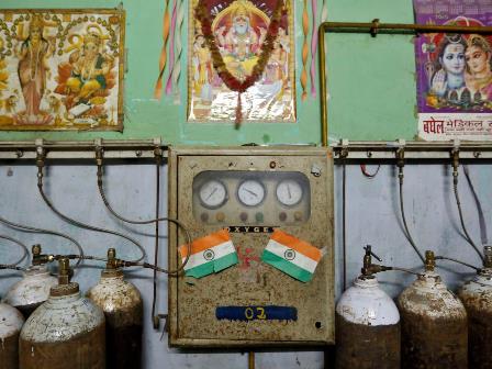 دہلی اسپتالوں میں آکسیجن کا بحران: آکسیجن برآمد سے کروڑوں ڈالر کمانے والی مودی سرکار ملک میں ترسیل میں ناکام، طبی عملہ شدید دباؤ میں، کورونا سے ہلاکتوں میں اضافہ