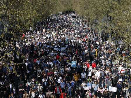 لندن: کورونا تالہ بندی کے خلاف ہزاروں افراد سڑکوں پر نکل آئے، ویکسین پاسپورٹ کے خلاف بھی نعرے