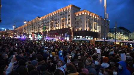 روس نے 122 غیرملکیوں پر ملک میں انتشار پھیلانے اور غیرقانونی مظاہروں میں شریک ہونے کے جرم میں پابندی لگا دی: افراد 40 سال تک روس میں داخل نہ ہو سکیں گے