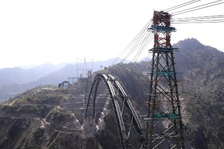 ہندوستان کا مقبوضہ کشمیر میں دریائے چناب پر دنیا کے بلند ترین پُل کا منصوبہ تکمیل کے قریب: بنیادی ڈھانچہ مکمل