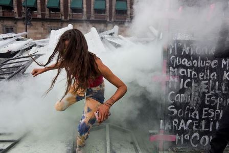 مظاہروں میں شریک ہونے والی خواتین کے لیے تنبیہ: آنسو گیس ماہواری میں پیچیدہ مسائل کا باعث بنتی ہے، تحقیق