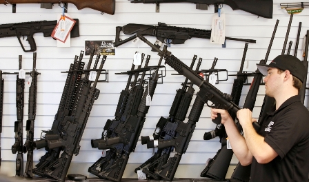 امریکہ میں فسادات اور پولیس پر اعتماد میں کمی: امریکیوں میں اسلحے کی خریداری کے رحجان میں 35٪ مزید اضافہ، ڈیموکریٹ نے ہتھیاروں پر پابندی کے لیے صدر پر دباؤ بڑھا دیا