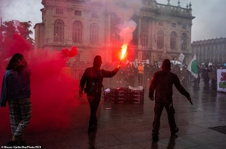اٹلی: سیاسی نظام سے بیزار مظاہرین نے وزیراعظم کے پتلے کا سر قلم کر دیا