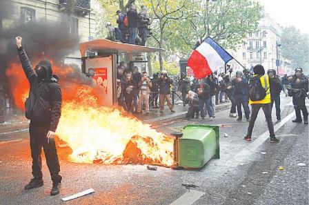 فرانس: یوم مزدور پر ملک بھر میں مظاہرے، پولیس کے تشدد پر مشتعل مظاہرین نے جلاؤ گھیراؤ شروع کر دیا، 32 افراد گرفتار، متعدد زخمی