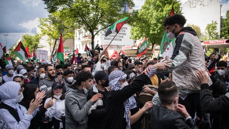 پاکستان سمیت دنیا بھر میں فلسطینیوں کے حق میں مظاہرے: یورپ میں صیہونی لابی کے زیر اثر گروہوں کے ساتھ جھڑپیں اور پولیس تشدد کے واقعات بھی درج – ویڈیو