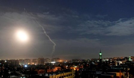 شام میں ایرانی ملیشیا پر صیہونی میزائل حملے: دمشق و حمص دھماکوں سے گونج اٹھے
