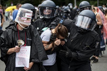 جرمنی: کورونا تالہ بندی کے خلاف پرتشدد مظاہرے، 600 گرفتار – ویڈیو