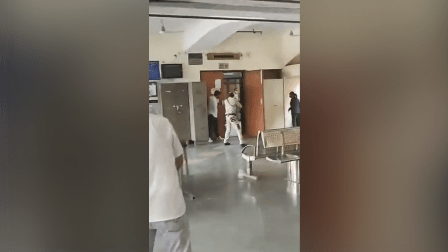 دہلی: عدالت میں مافیا گروہ کا سرغنہ قتل، وکیل کے لباس میں آئے حملہ آور بھی مارے گئے، خاتون وکیل سمیت 6 افراد زخمی – ویڈیو