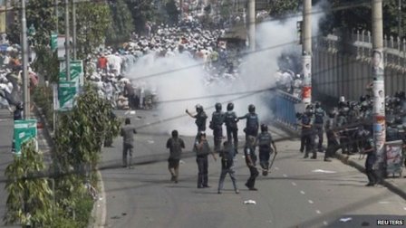 بنگلہ دیش: قرآن کی توہین پر شروع ہونے والے فسادات کنٹرول سے باہر، حالات انتہائی کشیدہ، 9 افراد ہلاک، 71 مقدمے درج، 450 افراد گرفتار، حکومت کا ریاست کو دوبارہ سیکولر بنانے پر غور