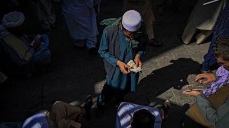 افغان حکومت نے ملک میں تمام غیر ملکی نقدی پر پابندی لگا دی