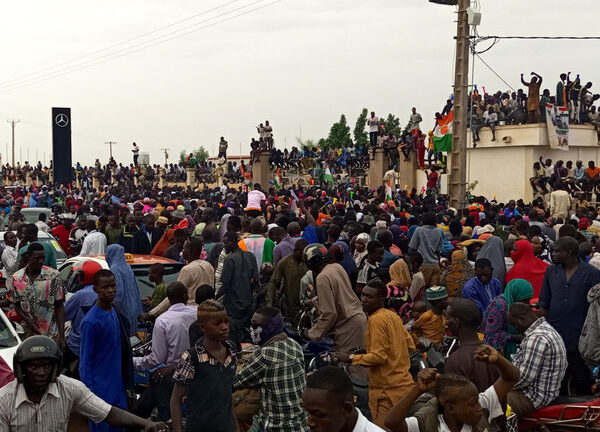نائجر: ہزاروں شہریوں کا دارالحکومت میں فرانسیسی چھاؤنی کے سامنے مظاہرہ، ملک سے نکل جانے کا مطالبہ
